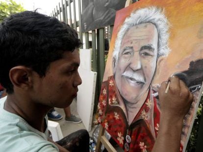 Un pintor retrata a García Márquez en Aracataca.