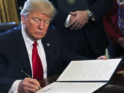 Donald Trump, firmando varias &oacute;rdenes ejecutivas, entre ellas una para revisar la &#039;ley Dodd-Frank&#039;.