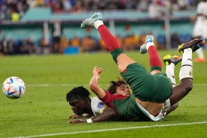 Joao Féliz (derecha), caído en el suelo durante el partido contra Ghana.