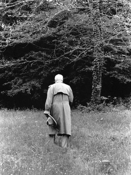 El poeta francés Louis Aragon en su jardín.
