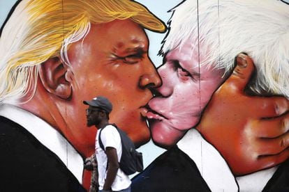 Grafiti de Donald Trump besando a Boris Johnson en un edificio de Bristol, Reino Unido.