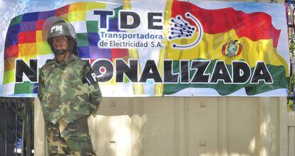 Militares custodian el edificio principal de las oficinas de la Transportadora de Electricidad, filial de Red El&eacute;ctrica Espa&ntilde;ola