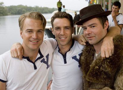De izquierda a derecha, Chris O'Donnell, Alessandro Nivola y Rory Cochrane, durante el rodaje en Canadá de <i>The Company</i> en 2007.