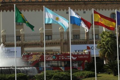 Un bus aparca frente a una de las sedes de la Cumbre Iberoamericana, en C&aacute;diz.