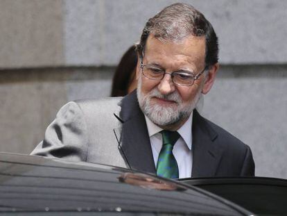 El presidente del Ejecutivo, Mariano Rajoy abandona ell Congreso.
