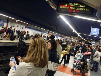 Viajeros esperan en la estación de metro de Sol, en los paros del día 15.