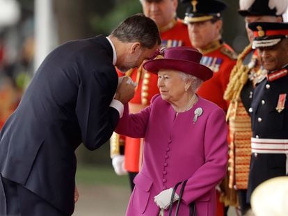 El rey Felipe VI, en su primera visita al Reino Unido tras su coronación, saluda la reina Isabel II en Londres en 2017.