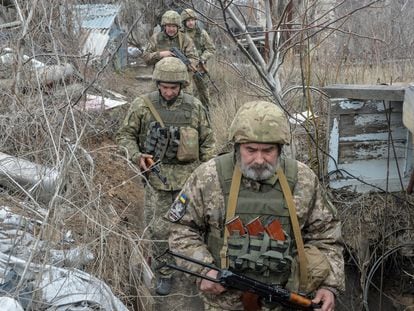 Soldados del Ejército ucranio en la línea del frente, cerca de Donetsk, este domingo.