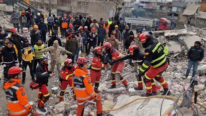 Miembros de la UME rescatan a una familia sepultada por los escombros en Turquía, en una imagen de la propia unidad.