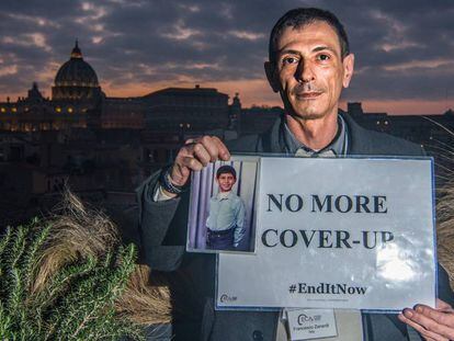 Francesco Zanardi, presidente de la principal asociación italiana de víctimas de abusos por parte del clero. En vídeo, manifestaciones de víctimas durante la cumbre contra los abusos de la Iglesia.