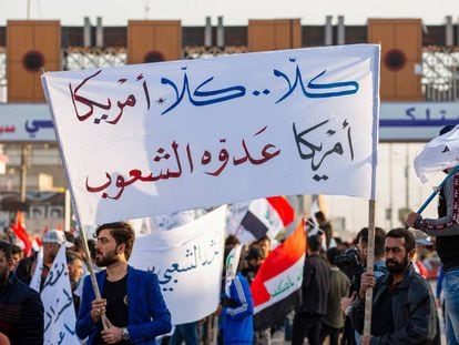 Partidarios del grupo proiraní Hashd Al Shaabi protestan este lunes en Basora contra el ataque de EEUU a las Brigadas de Hezbolá.