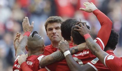 Los jugadores del Bayern celebran un gol de Lewandowski en la Bundesliga.