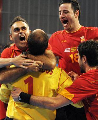 Pastor, Hombrados, Romero y Raúl Entrerríos celebran el triunfo ante Polonia.