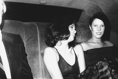 Junto a Bianca Jagger, mujer de Mick Jagger, y el artista Andy Warhol, fotografiados por Bob Colacello en Nueva York en 1980.