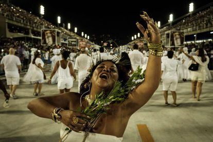 Un grupo de bailarines se preparan para el famoso carnaval de samba en Río de Janeiro (Brasil).