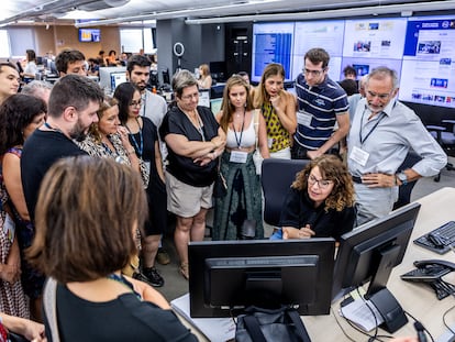 Un grupo de suscriptores visita la redacción de EL PAÍS.
