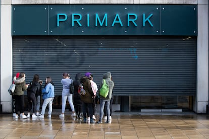 Una tienda de la firma Primark reabre en Edimburgo, Escocia, el pasado lunes.