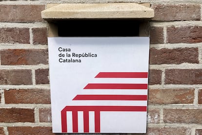 Letrero en la residencia del expresidente de la Generalitat Carles Puigdemont en Waterloo (Bélgica).