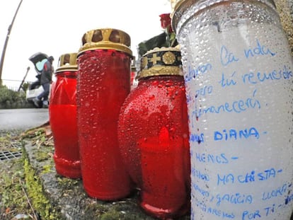 Espelmes dipositades pels veïns davant la nau on es va trobar el cadàver de Diana Quer.