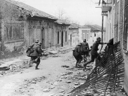 Tropas franquistas atacan en las afueras de Madrid.