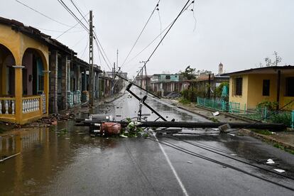El extenso ojo del huracán, una zona de calma alrededor de la cual se encuentran los vientos más fuertes, pasó por la ciudad de Pinar del Río (Cuba) alrededor la madrugada del martes, y la aparente quietud se mantuvo poco más de una hora.