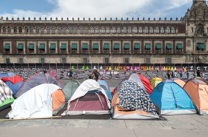 Algunas casas de campaña continúan en el zócalo como parte del plantón en contra del presidente Andrés Manuel López Obrador convocado por FRENA, la mayor parte del campamento fue retirado previo al 8-M.