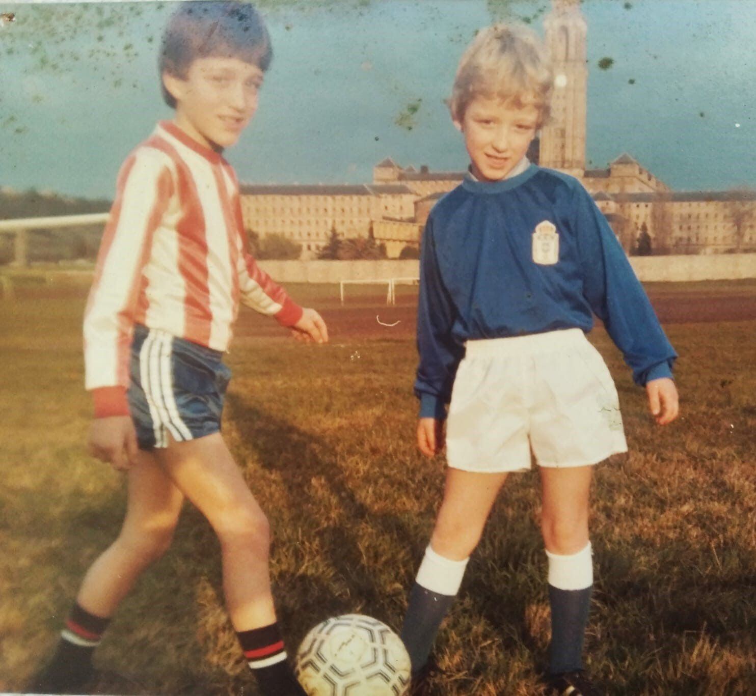Jorge Arobes, el hermano mayor, con la camiseta del Real Sporting junto a su hermano David en un campo de fútbol de Gijón en 1989.