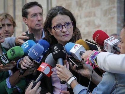 La vicepresidenta del Gobierno valenciano, Mónica Oltra, ha contado a las puertas de las Cortes, el escrache que sufrió anoche.