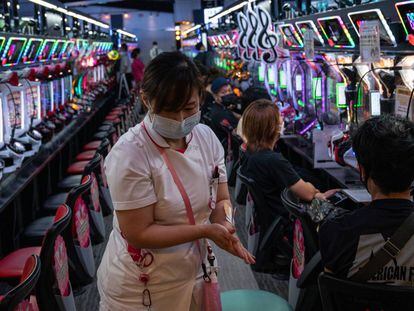 Un hombre recibe una dosis de la vacuna de Moderna contra el coronavirus en una sala de juegos de Osaka, en Japón, este miércoles.