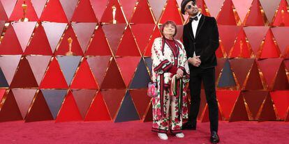 Agnès Varda y JR en la alfombra roja de los Oscar.
