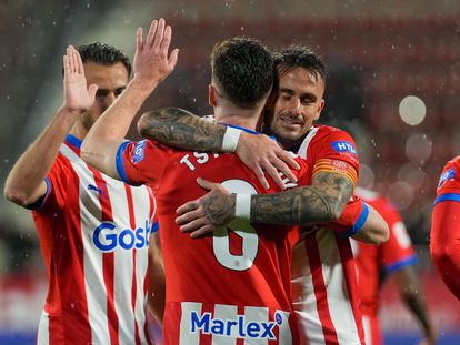 Viktor Tsygankov (c) celebra con sus compañeros su gol ante el Rayo Vallecano.