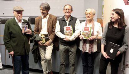 Desde la izquierda, Pinilla, Saizarbitoria; los premiados en traducción, Iñaki Mendiguren y Sarah Turtle, y la ilustradora Elena Odriozola, tras conocerse el fallo de los Premios Euskadi.