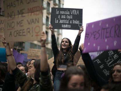 Manifestación estudiantil contra la sentencia del caso de La Manada, por el centro de Barcelona.
 
 
 
 