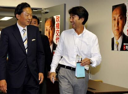 Yukio Hatoyama (izquierda), líder del Partido Demócrata de Japón y primer ministro electo, habla con un periodista en la sede de su partido en Tokio.