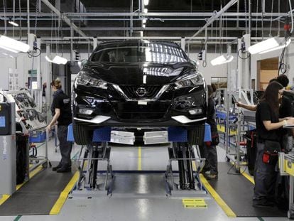 Montaje de un modelo de Nissan en la planta de Renault en Flins, cerca de París.