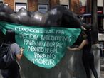 Dos mujeres protestan a favor del aborto en una escultura del artista Fernando Botero, en Medellín (Colombia).