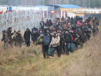 Un grupo de migrantes camina a lo largo de la frontera de Bielorrusia para intentar entrar en Polonia, en noviembre de 2021.