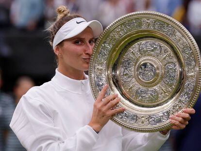 Marketa Vondrousova con el trofeo de Wimbledon, tras superar a Ons Jabeur en la final.