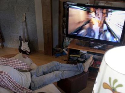 Un espectador dormido frente al televisor durante la emisi&oacute;n de un programa de m&aacute;xima audiencia.