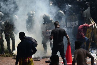Grupos de manifestantes se han enfrentado este miércoles a la policía en los alrededores de las oficinas del primer ministro en Colombo. En la foto, miembros del Ejército lanza gases lacrimógenos para dispersar a los manifestantes.