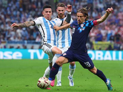 Modric disputa el balón con Enzo Fernández durante el partido entre Argentina y Croacia de las semifinales del Mundial.