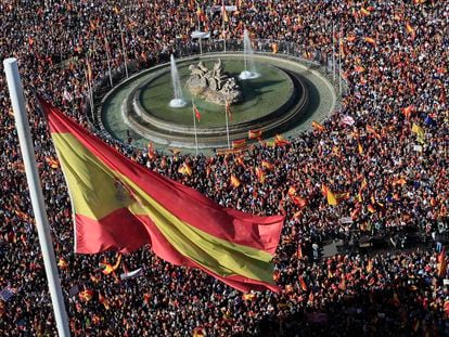 Miles de manifestantes protestan contra la amnistía pactada entre el PSOE y los partidos independentistas catalanes, el 18 de noviembre en la madrileña plaza de Cibeles.