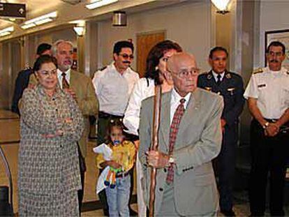 El presidente de Bolivia, Hugo Banzer, y su familia, antes de iniciar el viaje de regreso desde EE UU a su país.