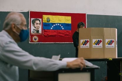 Un hombre vota en un centro electoral al noreste de Caracas, Venezuela, el 21 de noviembre de 2021.