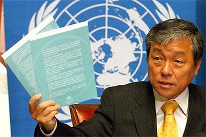 El director de la OMS, el surcoreano Jong Wook Lee, durante la rueda de prensa para presentar el informe en Ginebra.