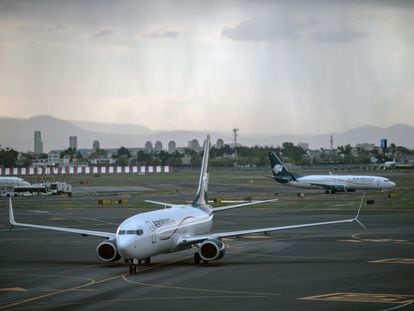 Un avión se prepara para despegar desde una de las pistas del Aeropuerto Internacional de Ciudad de México