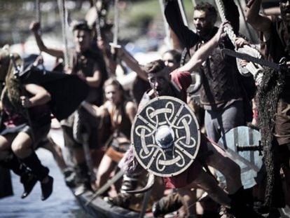 Una romería recrea cada verano el desembarco de los vikingos en Catoira (Pontevedra) en el siglo X.