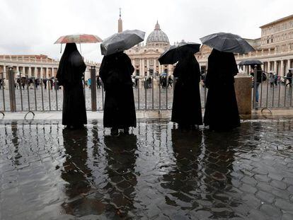 Un grupo de monjas, frente a la basílica de San Pedro en el Vaticano.