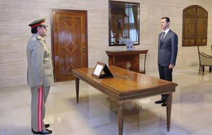 Foto oficial, sin fecha ni fijación de lugar del juramento de Fahd Al Freij como ministro de defensa, con el presidente Bachar el Asad.
