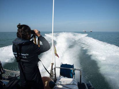 Embarcación policial recorriendo el Guadalquivir.